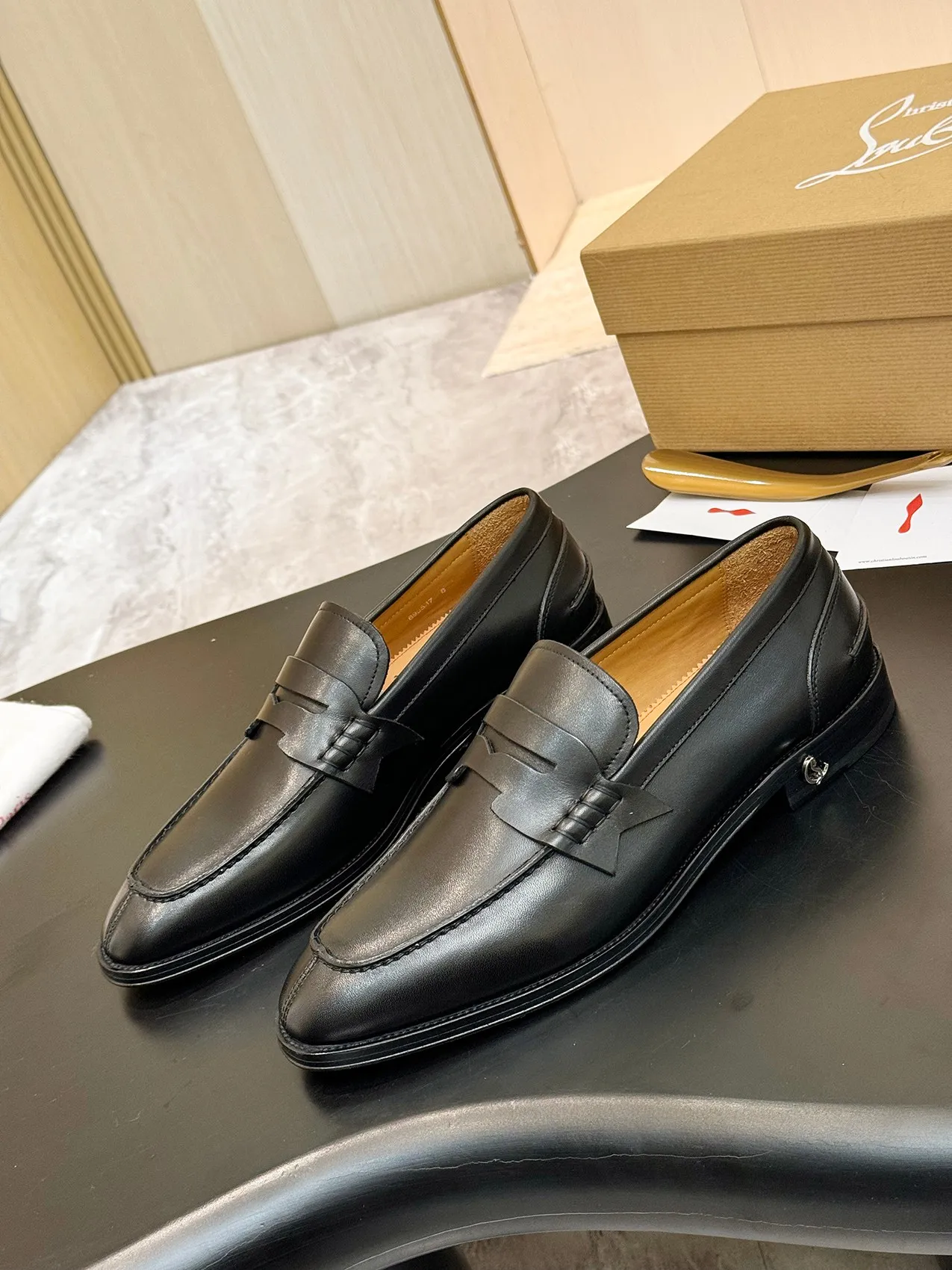 [CL red sole shoes] Top P: 1020💰 Size 39-44 (⚠️38.45.46.47 custom-made, non-returnable and non-exchangeable) 🆑High-end men's business formal leather shoes, original authentic top quality goods ••✅💯 Top original order purchasing agent! Original imported patterned cowhide ➕Imported cowhide lining ➕Cowhide feet ➕Original leather outsole~🉑️Feel free to compare the authentic ones!